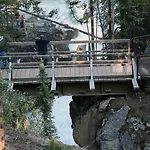 Sunwapta Falls Rocky Mountain Lodge 